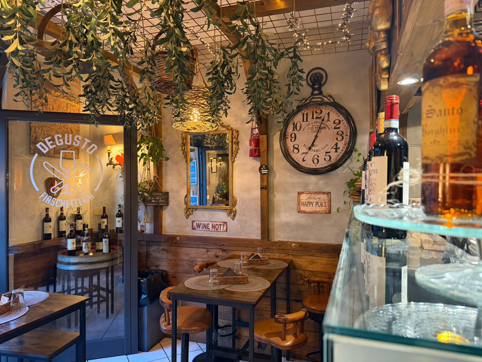 Interno accogliente di Degusto con piante e orologio
