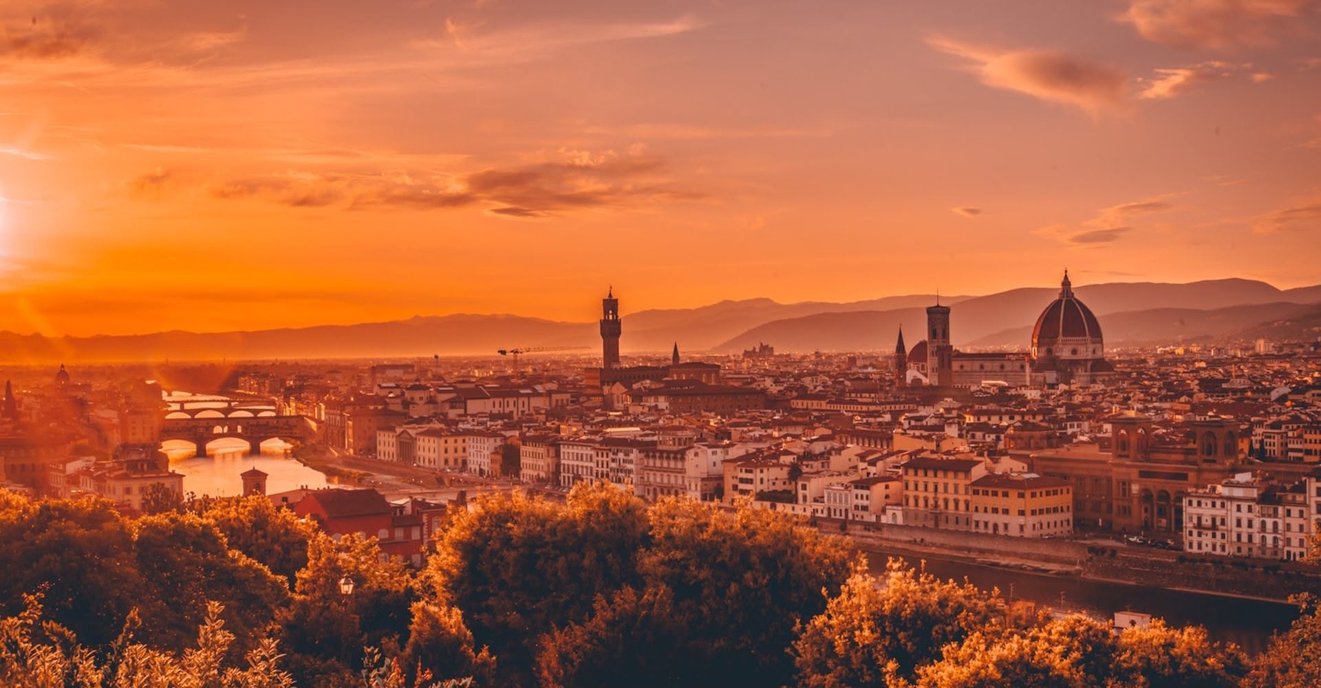 Panorama di Firenze al tramonto con il Duomo e Palazzo Vecchio